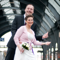 Hochzeitsfotos auf dem Karlsruher Bahnhof
