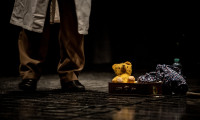 Der Teddy in einem alten Koffer - links die Beine von Hendrik Massute als Arzt