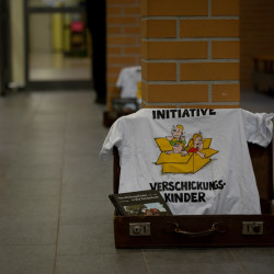 Koffer mit T-Shirts beim Kongress Verschickungsheime in Bad Salzdetfurth